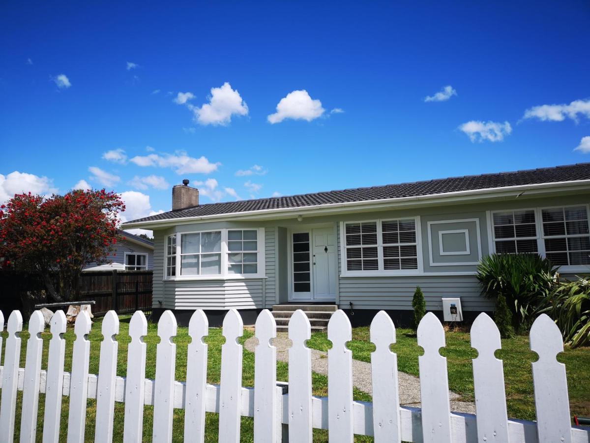 Cheerful 4 Bedroom Holiday Home Rotorua Exterior photo