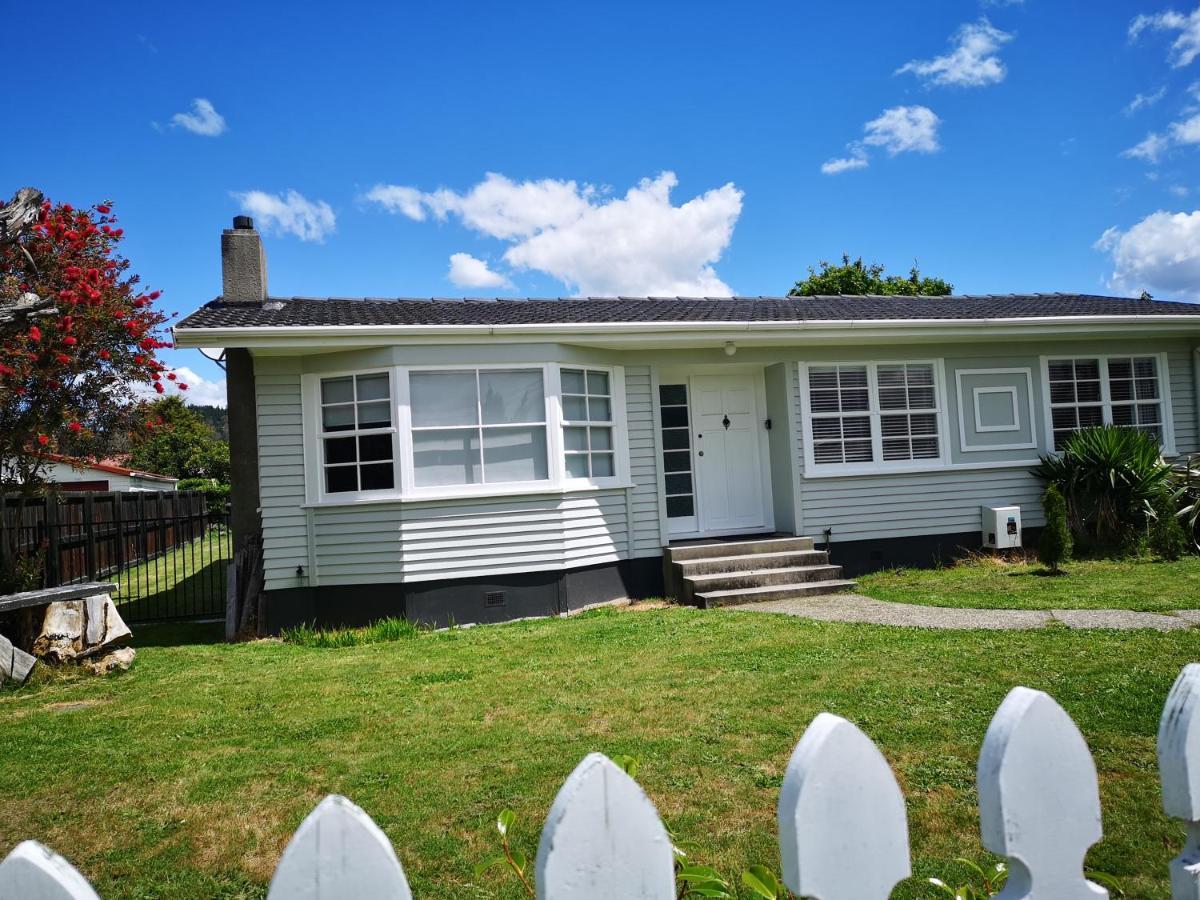 Cheerful 4 Bedroom Holiday Home Rotorua Exterior photo